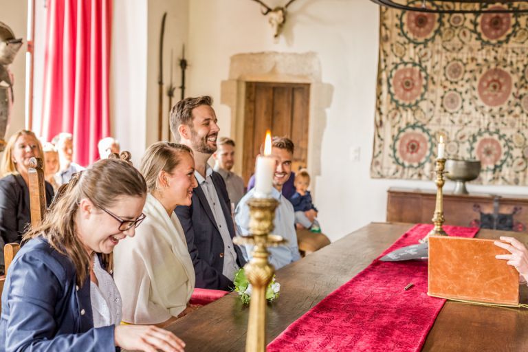 Hochzeitsreportage-Burg-Pyrmont-roes-standesamtliche-kirchliche-Trauung-Hochzeitsfotograf
